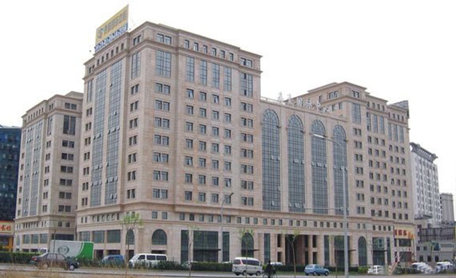 嘉豪国际中心属于牛顿办公区,为高质量现代化的欧式写字楼,环境极为优雅。比邻美丽的昆玉河畔,得天独厚的自然环境给您带来视觉享受的同进又给你带来了“水乃财”的幸运之神。我们在嘉豪的11层,使用面积254平方米,配套设施均由我们精心设计而成。真皮沙发、实木家具,办公区宽敞明亮办公设备齐全,您不用费心在办公硬件上,因为我们为您提供的是最优质的办公设施。公司设在这里将是您明智的选择,为您的企业赚足面子,更让您和您的员工将在这样的办公环境下为公司创造出最佳喜人的业绩! 交通也极为便利,楼下